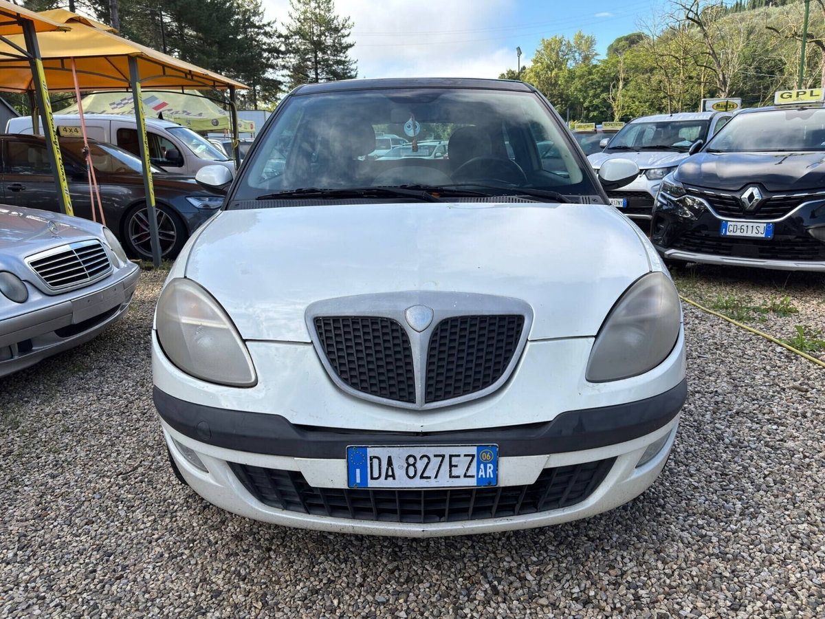 Lancia Ypsilon 1.2 (2)