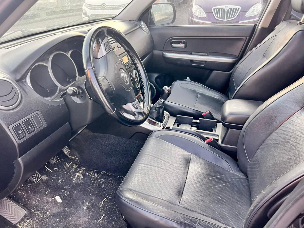 Suzuki Grand Vitara 1.9 DDiS 5 porte Executive (15)