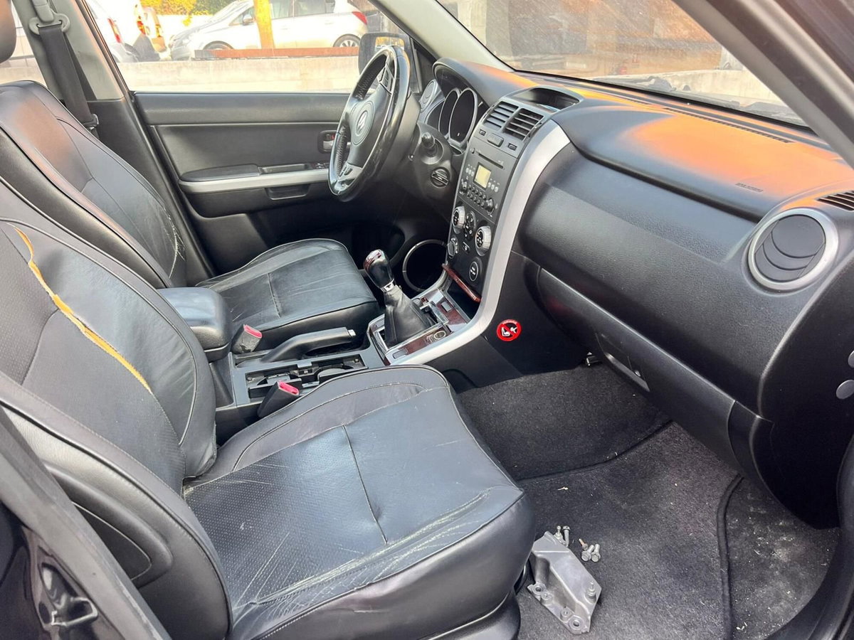 Suzuki Grand Vitara 1.9 DDiS 5 porte Executive (19)