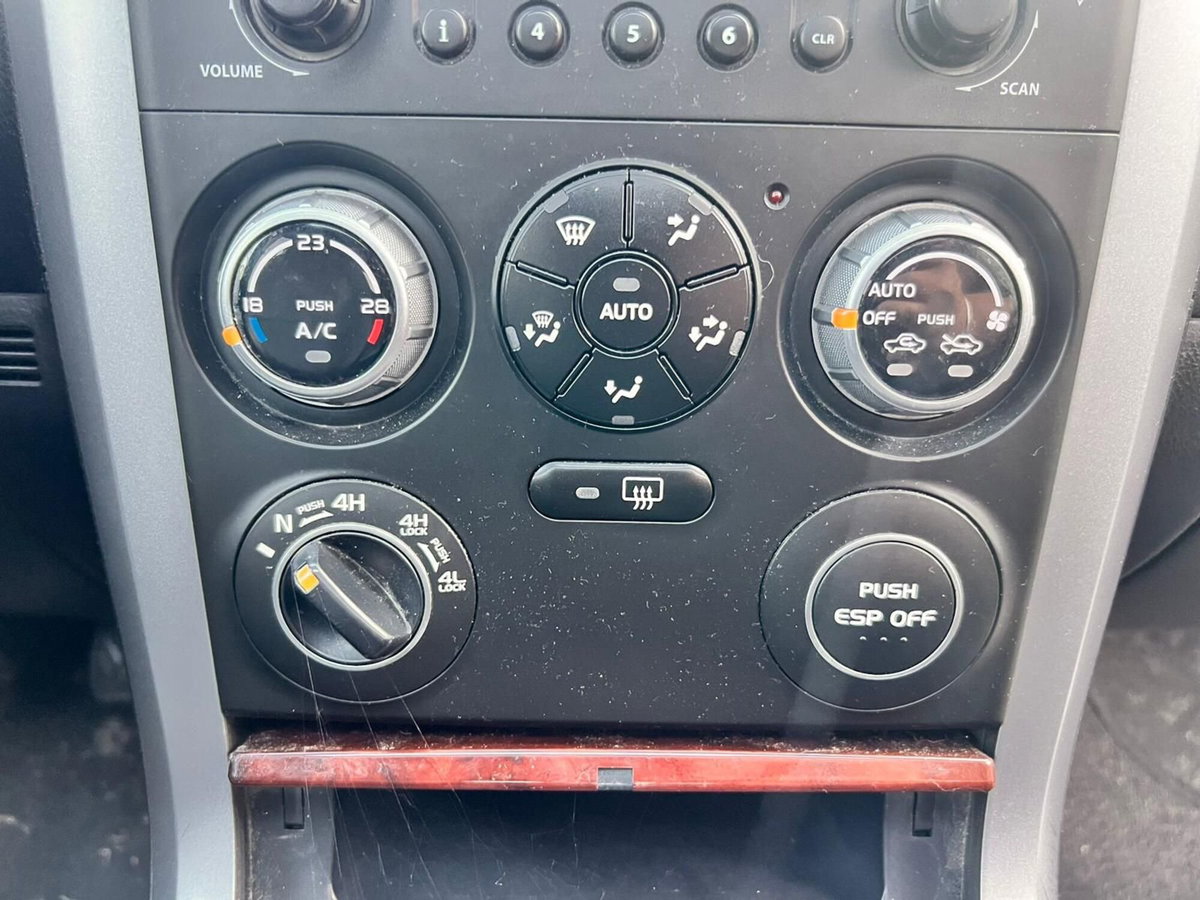 Suzuki Grand Vitara 1.9 DDiS 5 porte Executive (9)