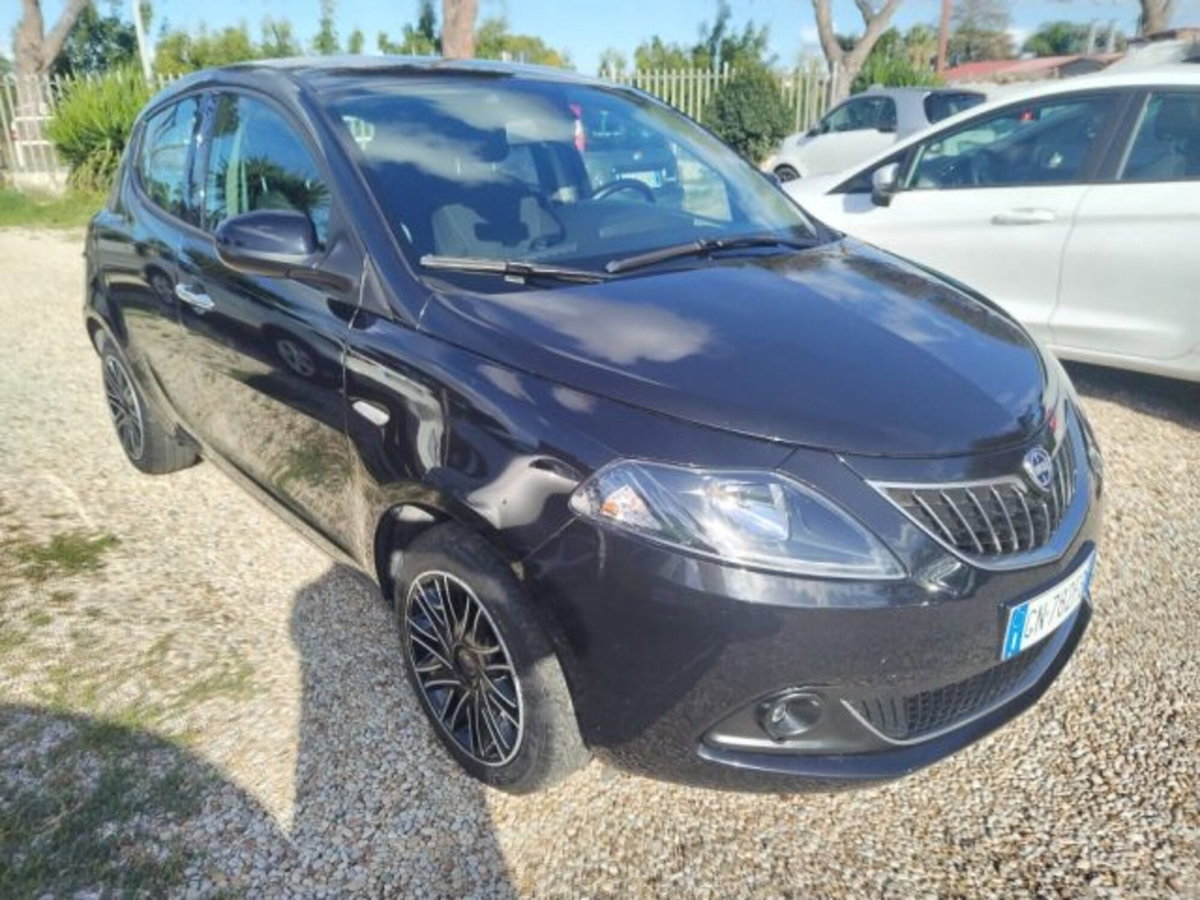 Lancia Ypsilon 1.0 FireFly 5 porte S&S Hybrid Gold Plus (2)