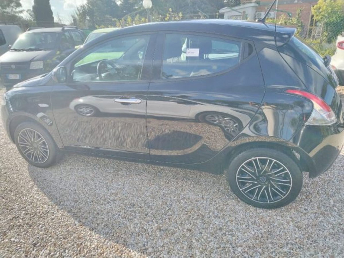 Lancia Ypsilon 1.0 FireFly 5 porte S&S Hybrid Gold Plus (8)