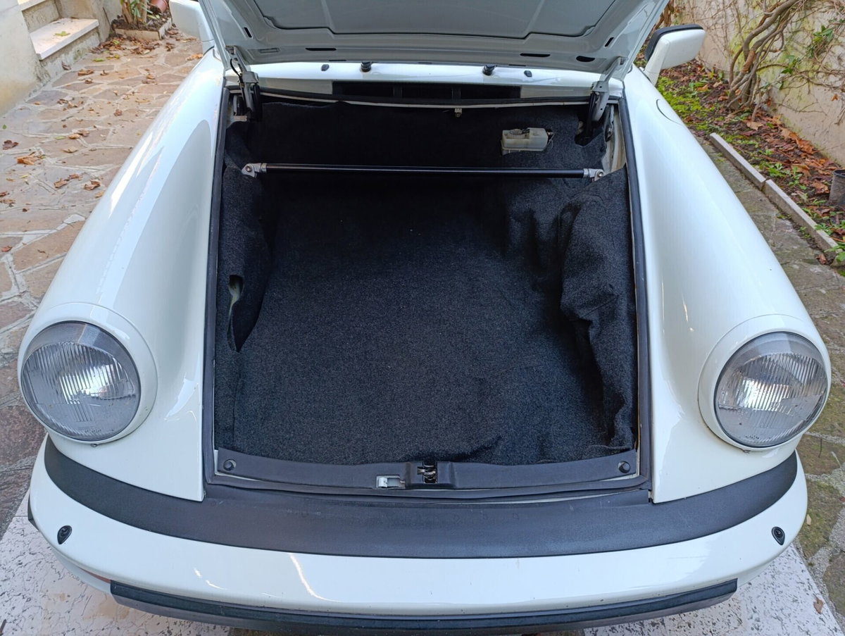 Porsche 911 Coupé Carrera 3.2 (19)