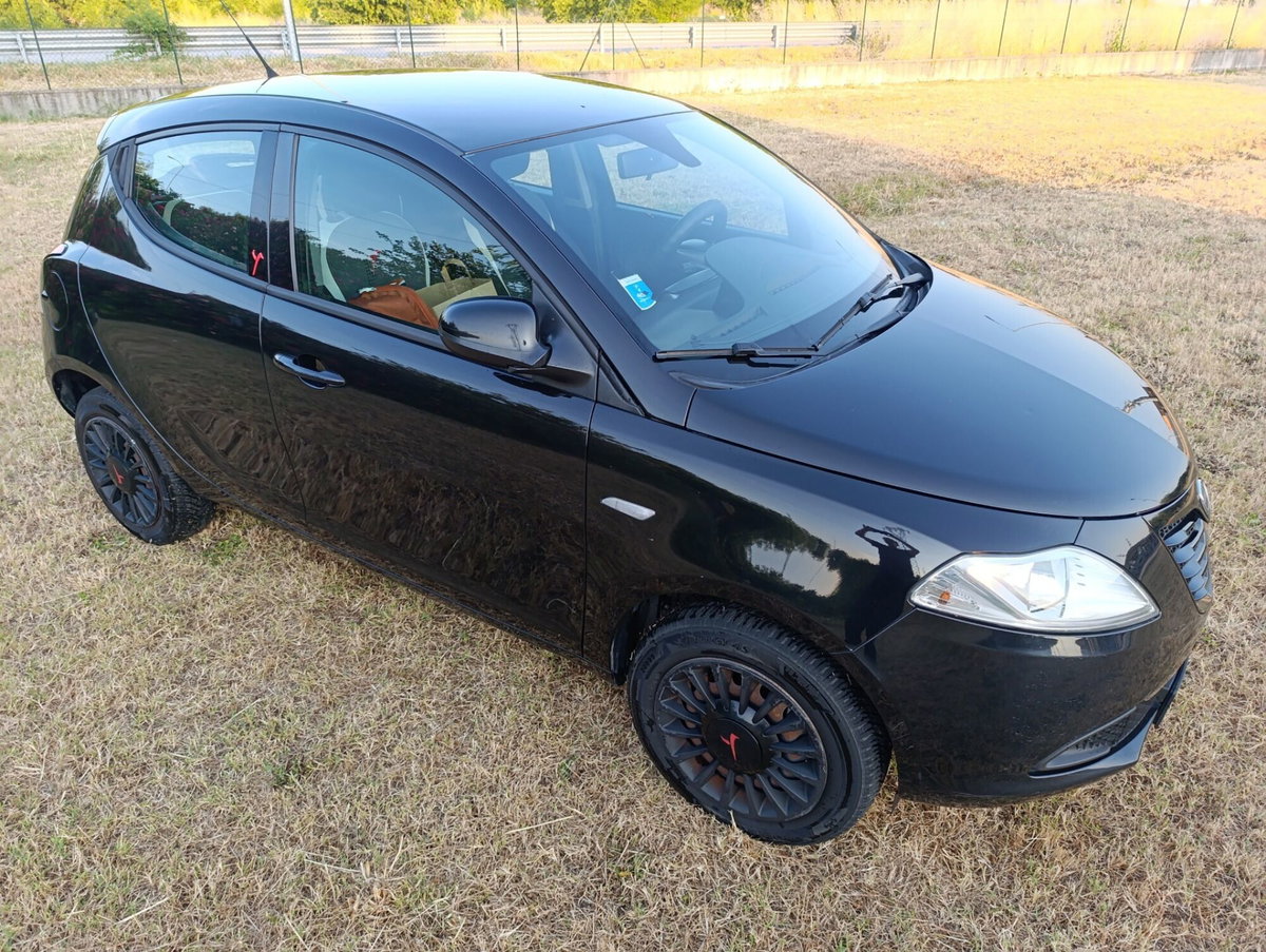 Lancia Ypsilon 0.9 TwinAir 85 CV 5 porte Metano Ecochic Elefantino (3)