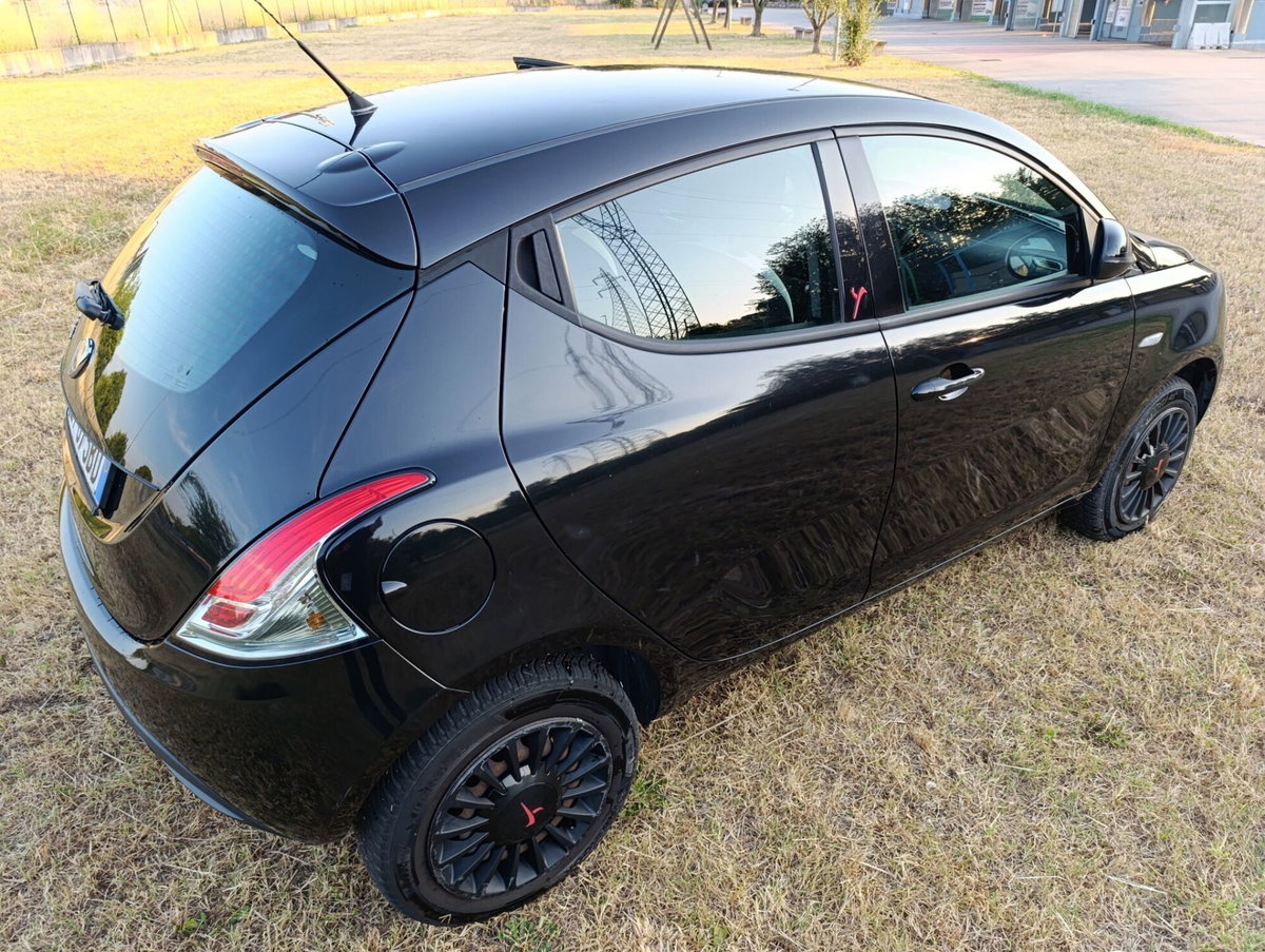 Lancia Ypsilon 0.9 TwinAir 85 CV 5 porte Metano Ecochic Elefantino (7)
