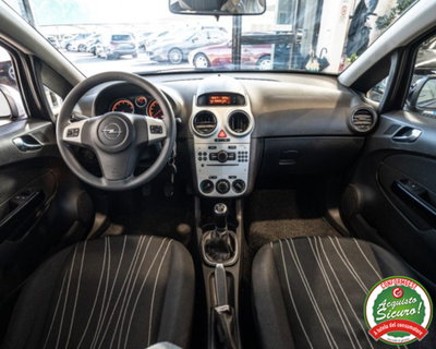 Opel Corsa 1.2 3 porte Club (9)