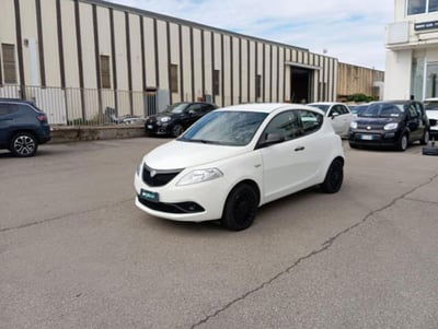 Lancia Ypsilon 1.0 FireFly 5 porte S&S Hybrid Ecochic Silver usata