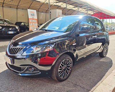 Lancia Ypsilon 1.0 FireFly 5 porte S&S Hybrid Ecochic Silver usata