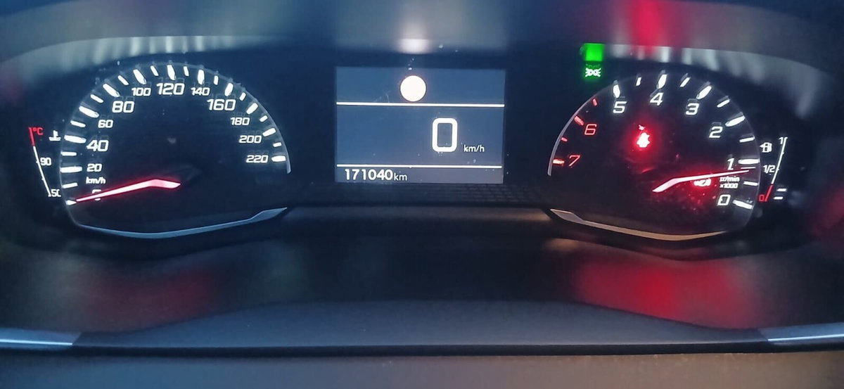 Peugeot 2008 BlueHDi 110 S&S Allure Pack (9)