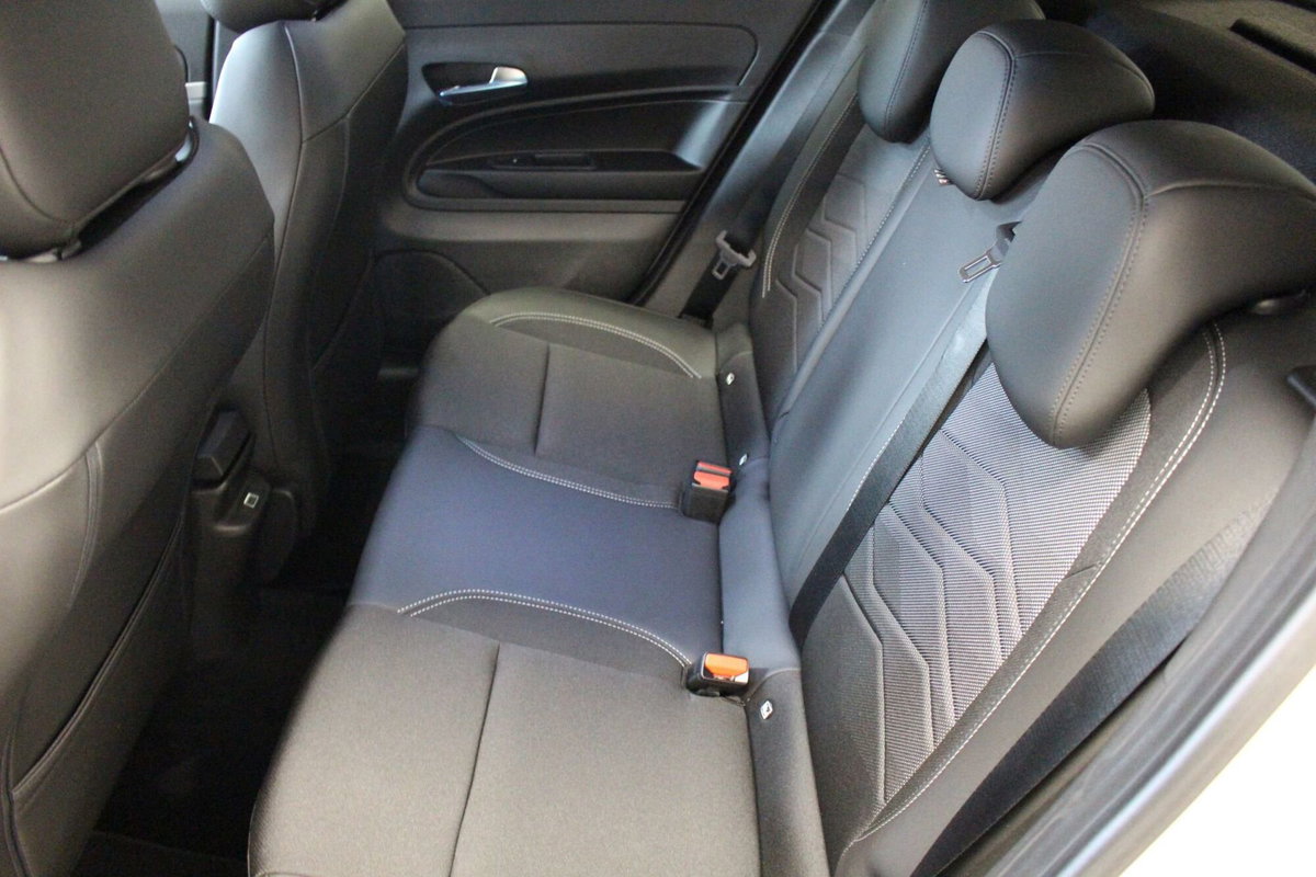 Jeep Avenger 1.2 turbo e-hybrid mhev Summit fwd 110cv edct6 (9)