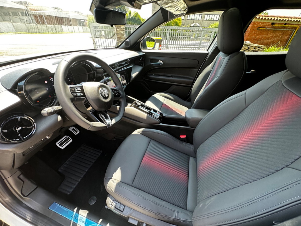 Alfa Romeo Junior 1.2 ibrida Speciale 145cv edct6 (17)