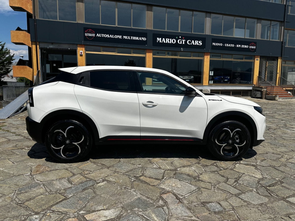 Alfa Romeo Junior 1.2 ibrida Speciale 145cv edct6 (4)