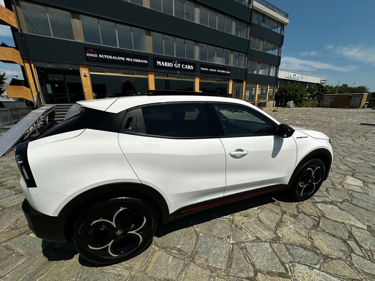 Alfa Romeo Junior 1.2 ibrida Speciale 145cv edct6 (8)