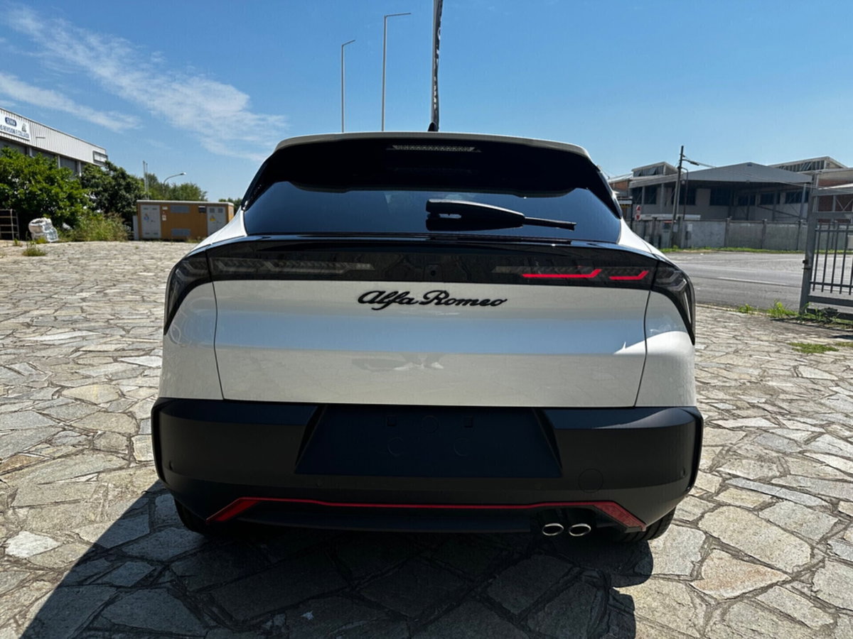 Alfa Romeo Junior 1.2 ibrida Speciale 145cv edct6 (9)