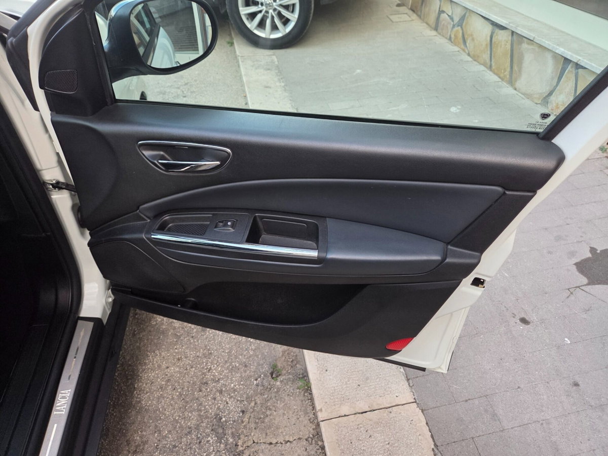 Lancia Delta 1.6 MJT DPF Gold (11)