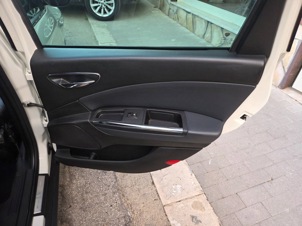 Lancia Delta 1.6 MJT DPF Gold (12)