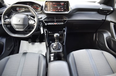 Peugeot 2008 PureTech 100 S&S Allure (14)