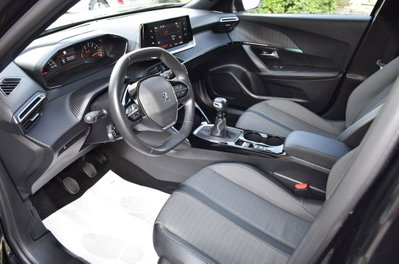 Peugeot 2008 PureTech 100 S&S Allure (17)