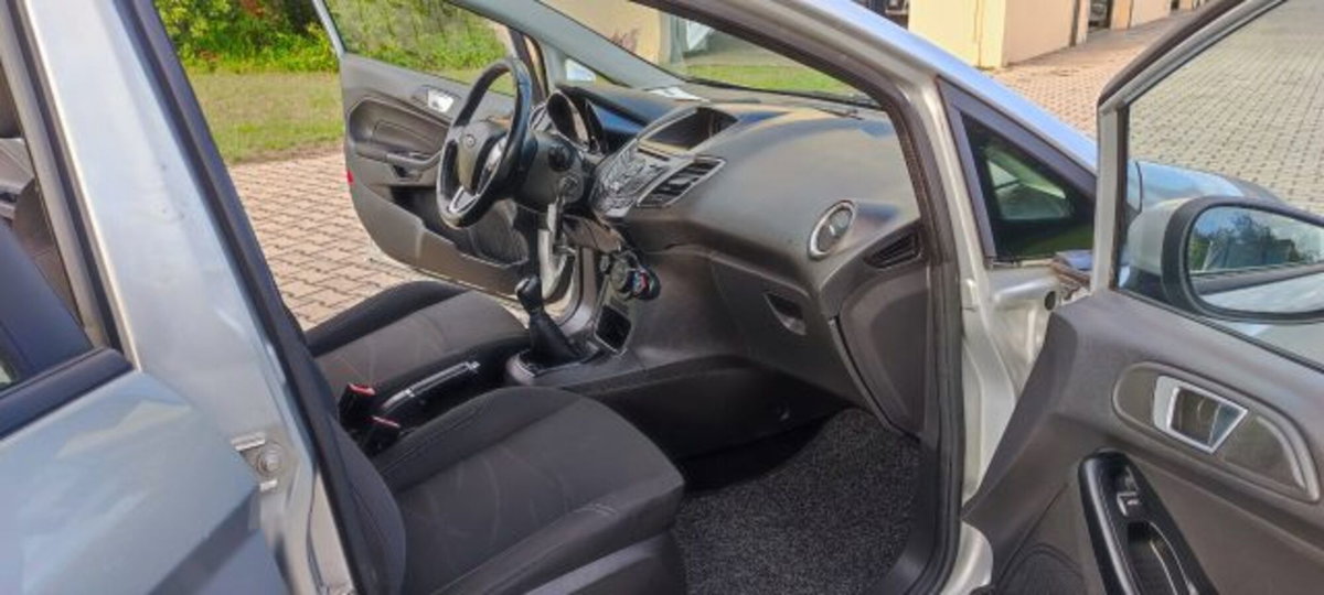 Ford Fiesta 1.2 82 CV 5 porte Titanium (9)