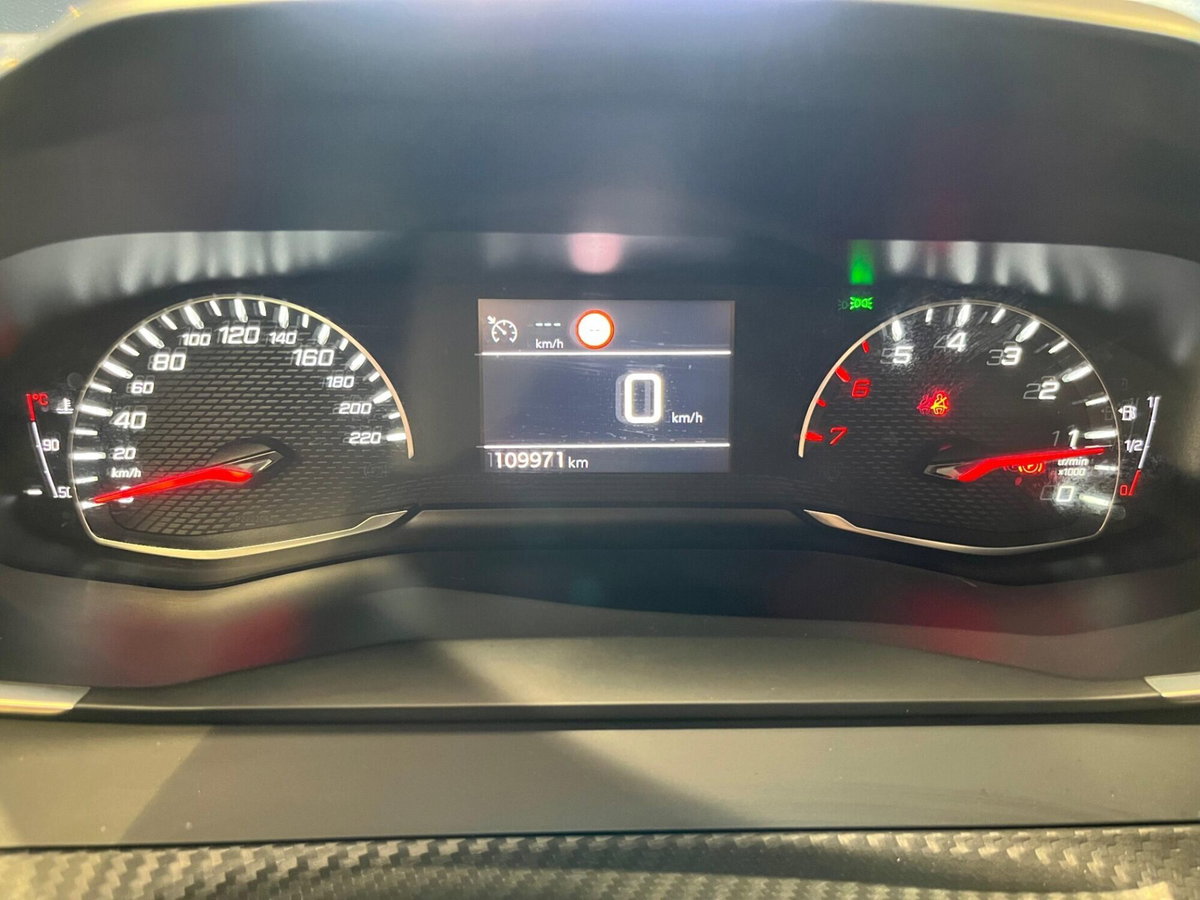 Peugeot 2008 BlueHDi 110 S&S Allure Pack (18)