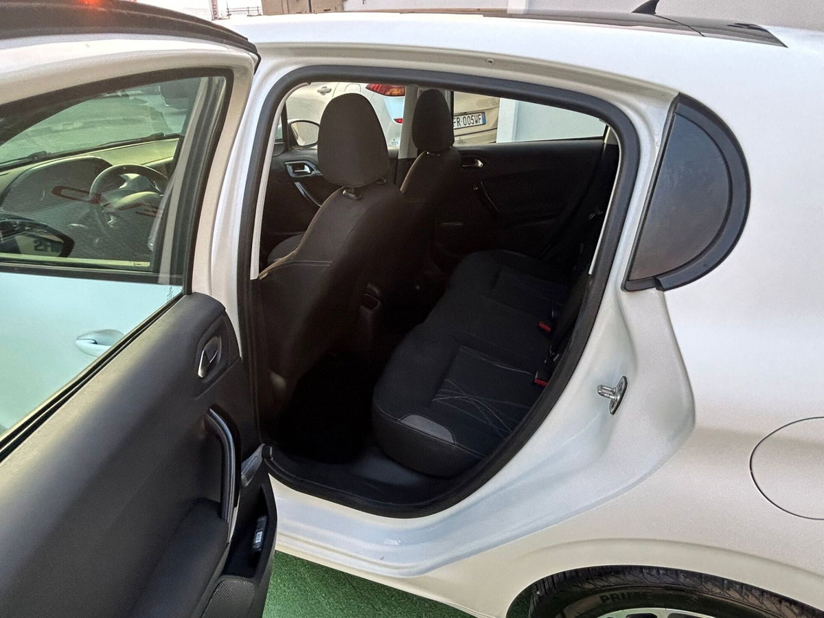 Peugeot 208 HDi 68 CV 5 porte Allure (15)