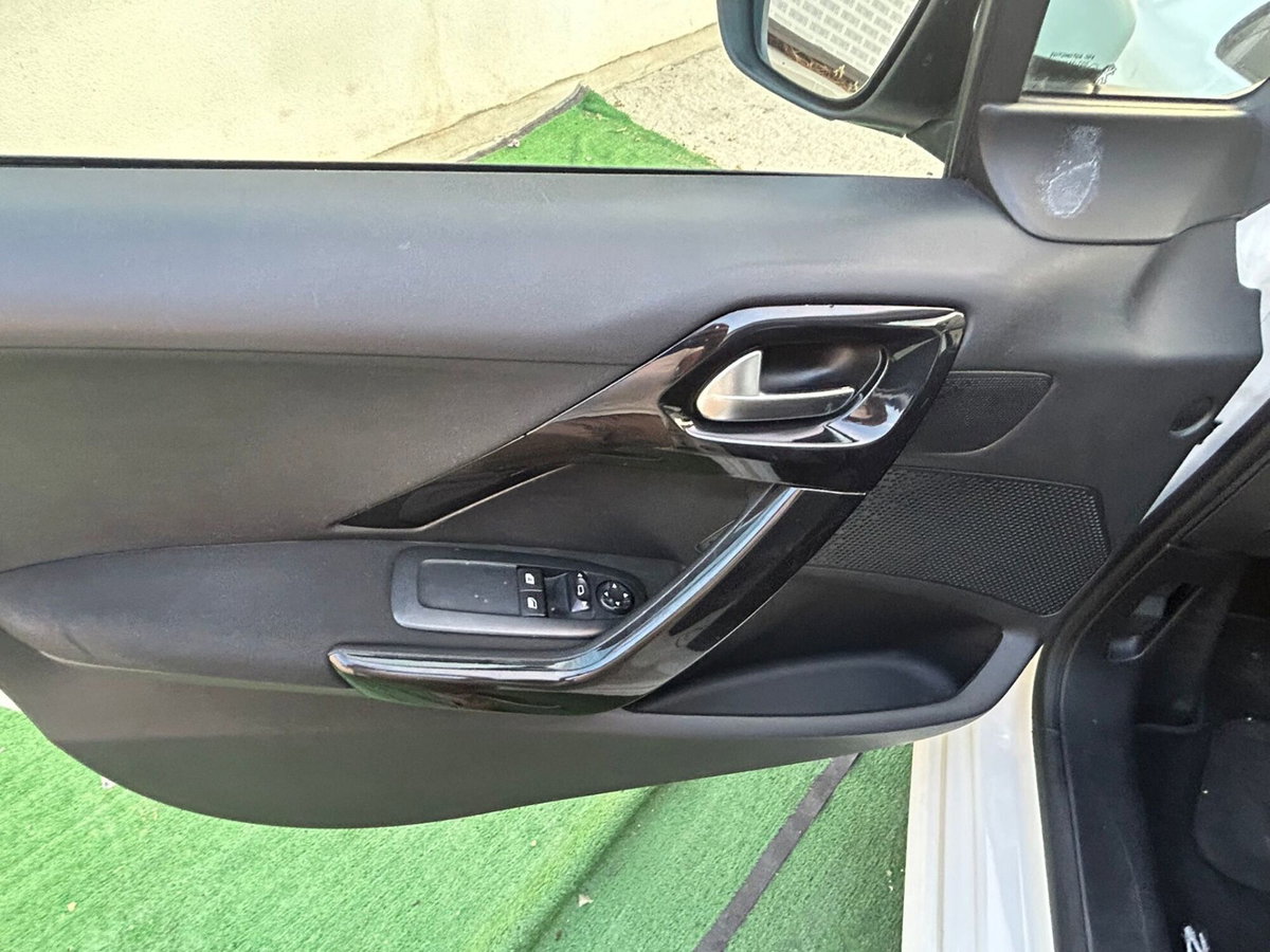 Peugeot 208 HDi 68 CV 5 porte Allure (17)