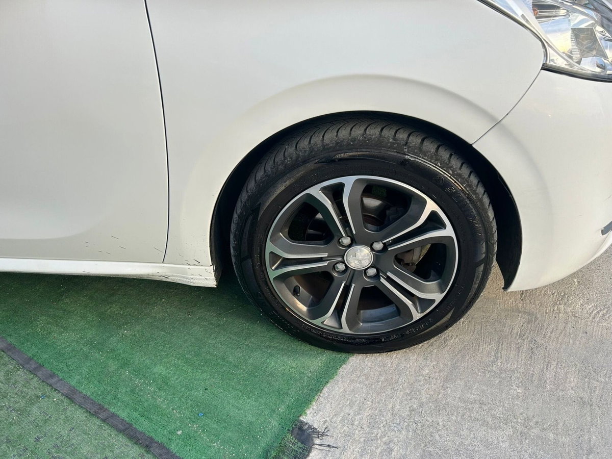 Peugeot 208 HDi 68 CV 5 porte Allure (9)