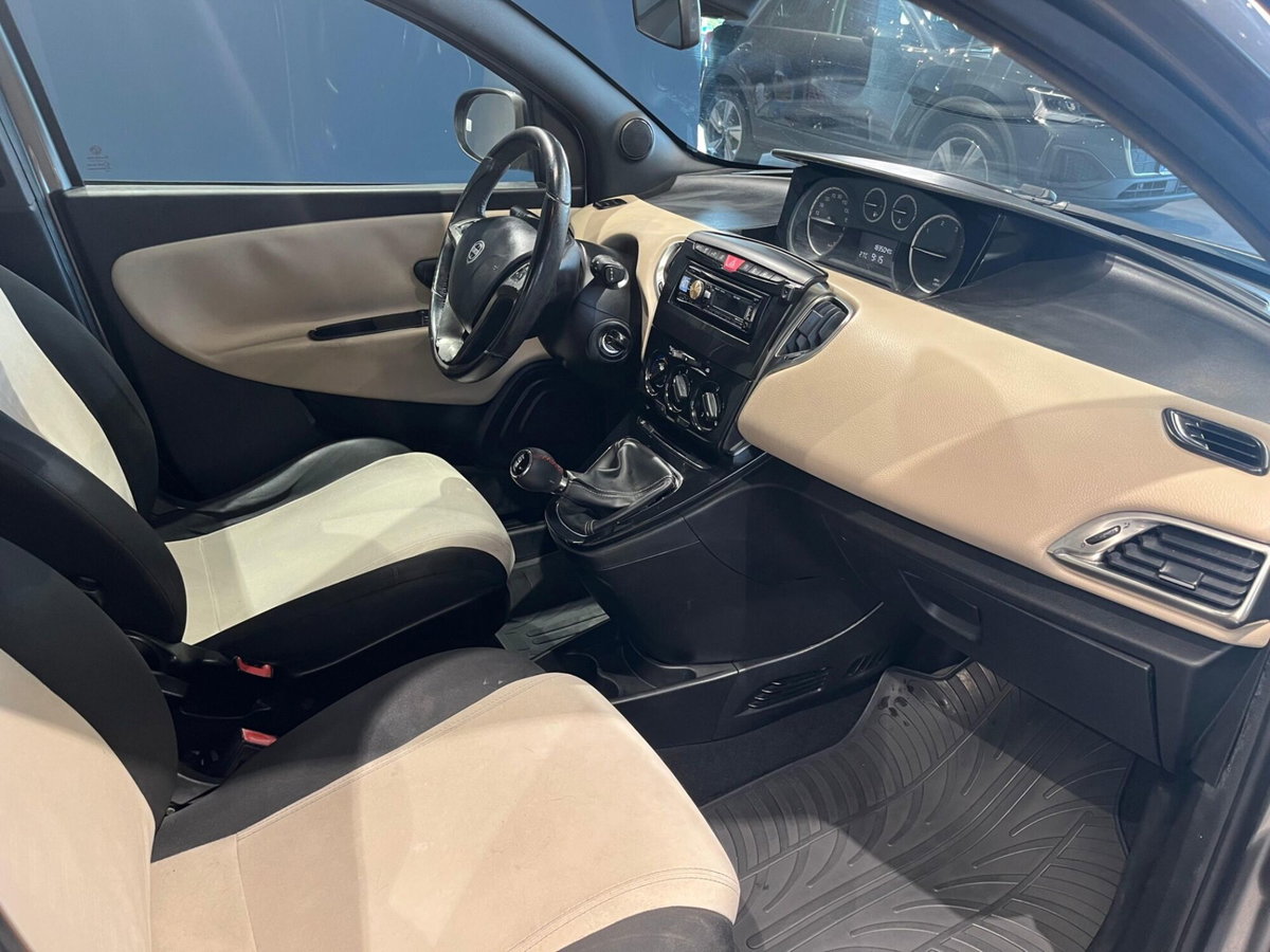 Lancia Ypsilon 1.3 MJT 16V 95 CV 5 porte S&S Silver (11)