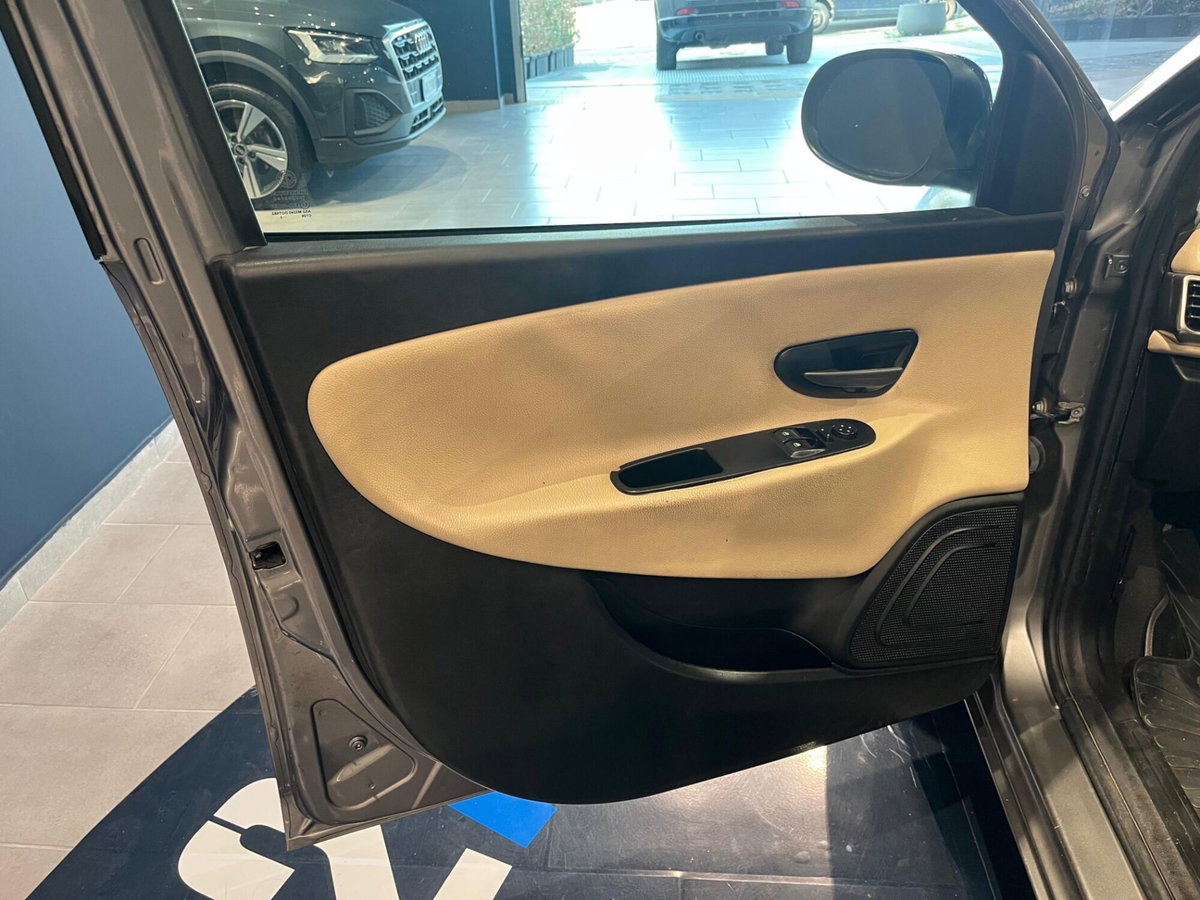 Lancia Ypsilon 1.3 MJT 16V 95 CV 5 porte S&S Silver (13)
