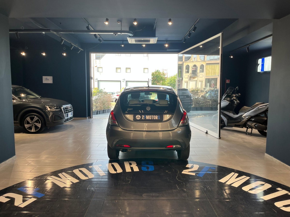 Lancia Ypsilon 1.3 MJT 16V 95 CV 5 porte S&S Silver (5)