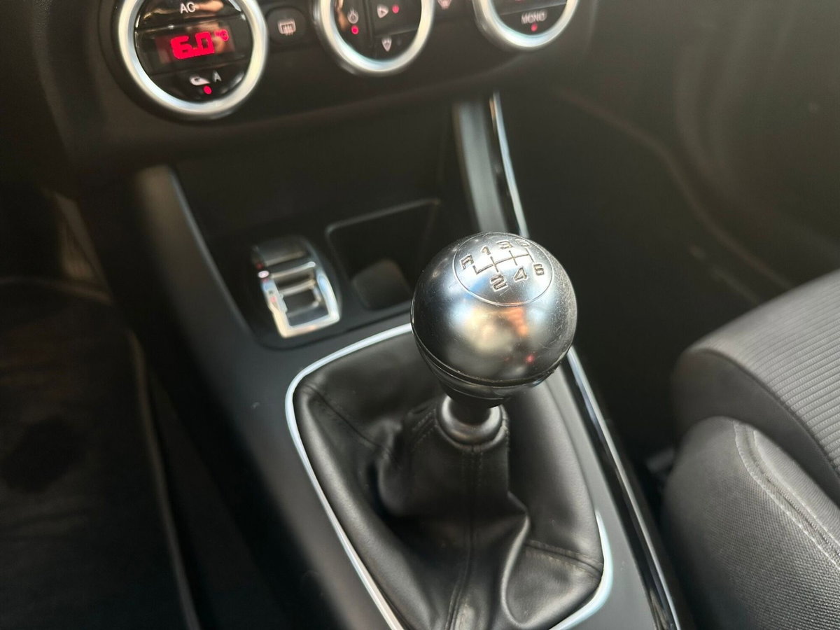 Alfa Romeo Giulietta 2.0 JTDm-2 Distinctive 140cv (9)