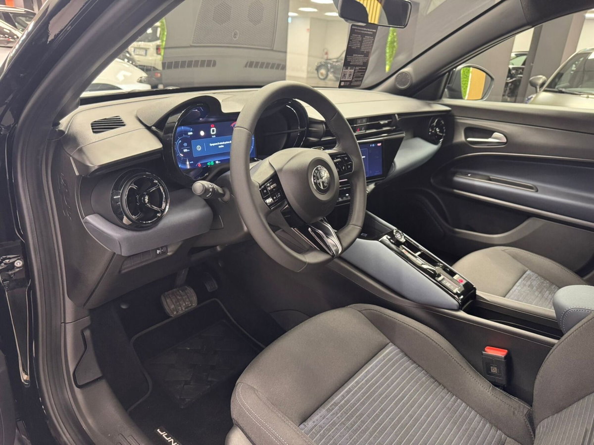 Alfa Romeo Junior 1.2 ibrida 145cv edct6 (18)