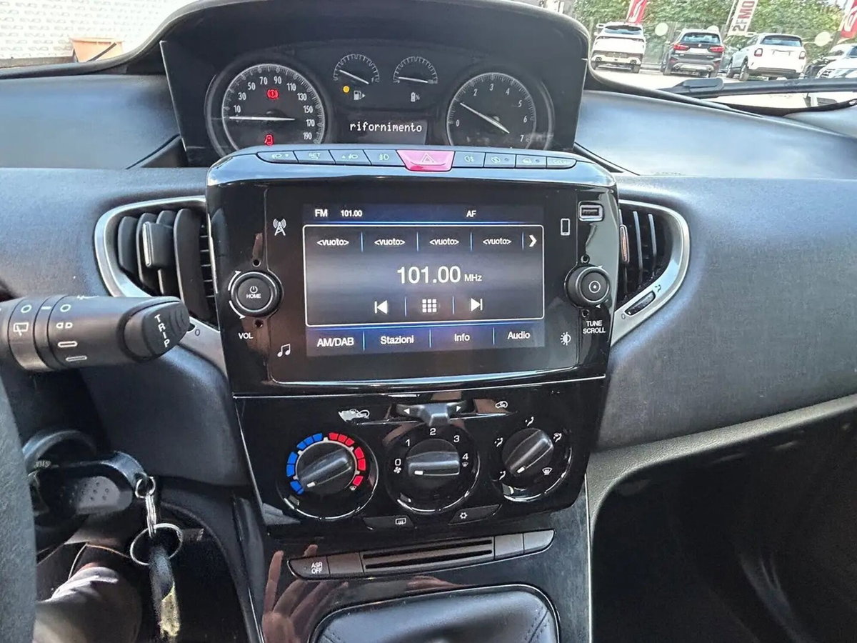 Lancia Ypsilon 1.0 FireFly 5 porte S&S Hybrid Silver Plus (10)
