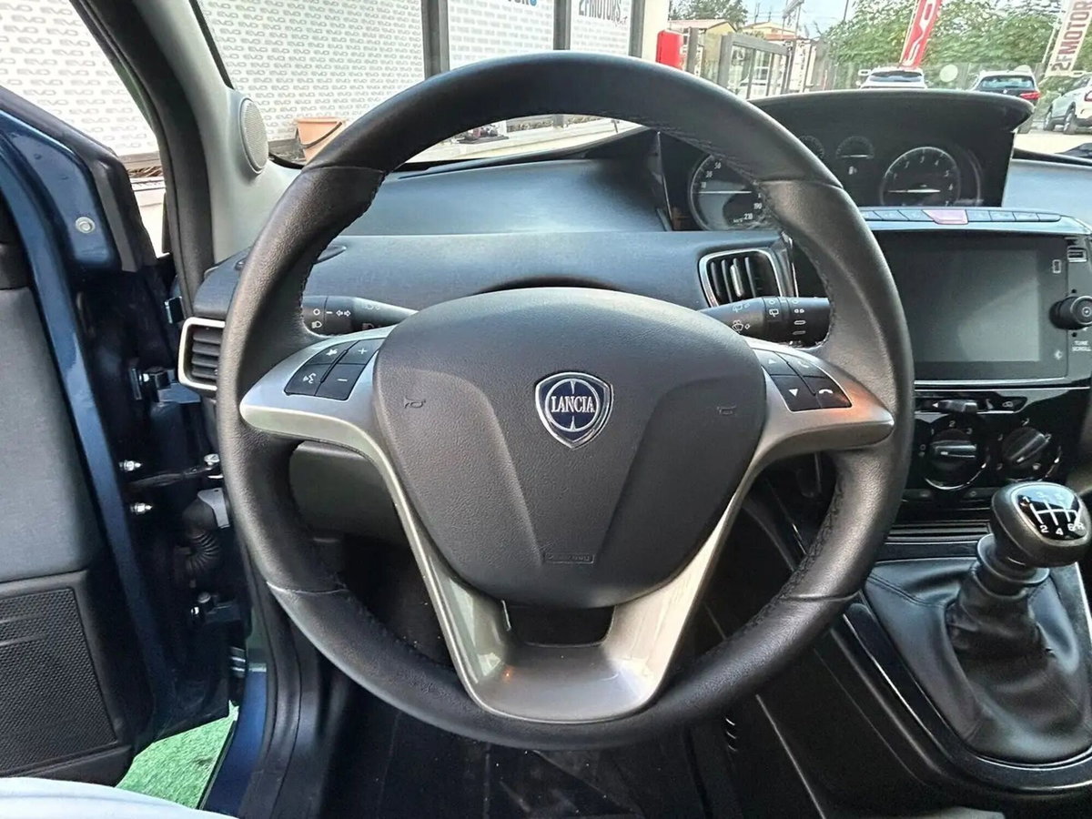 Lancia Ypsilon 1.0 FireFly 5 porte S&S Hybrid Silver Plus (11)