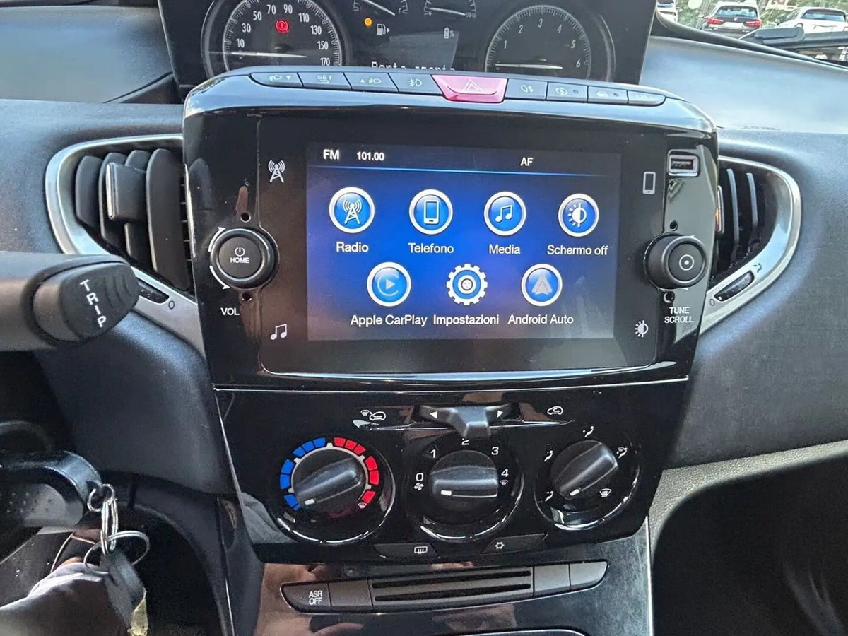 Lancia Ypsilon 1.0 FireFly 5 porte S&S Hybrid Silver Plus (12)