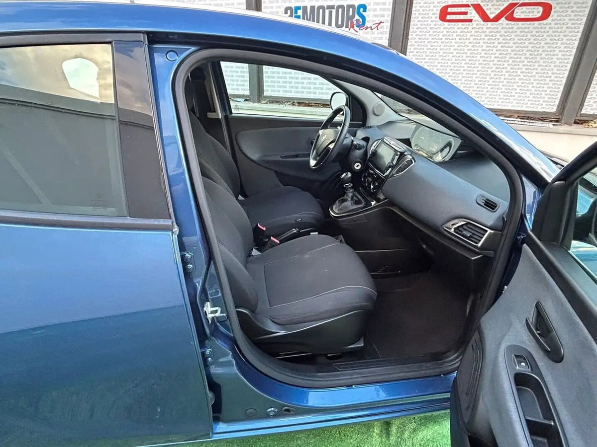 Lancia Ypsilon 1.0 FireFly 5 porte S&S Hybrid Silver Plus (13)