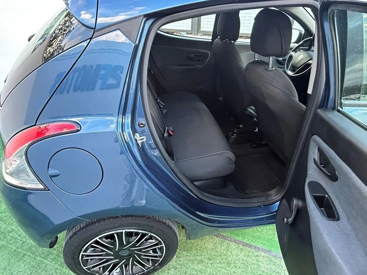 Lancia Ypsilon 1.0 FireFly 5 porte S&S Hybrid Silver Plus (14)