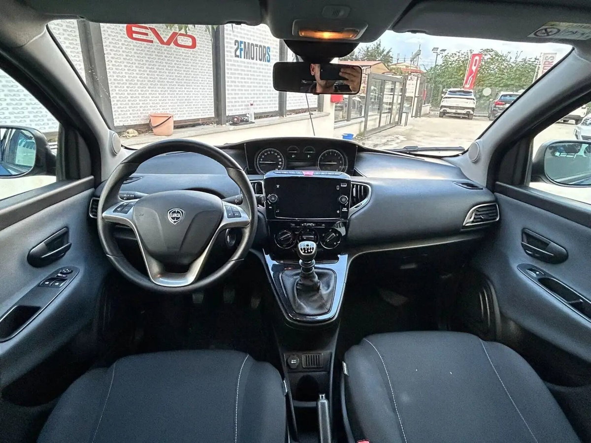 Lancia Ypsilon 1.0 FireFly 5 porte S&S Hybrid Silver Plus (8)