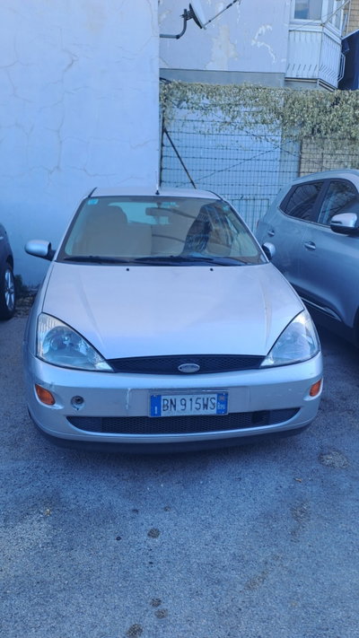 Ford Focus 1.8 TDDi cat 5p. Ghia (2)