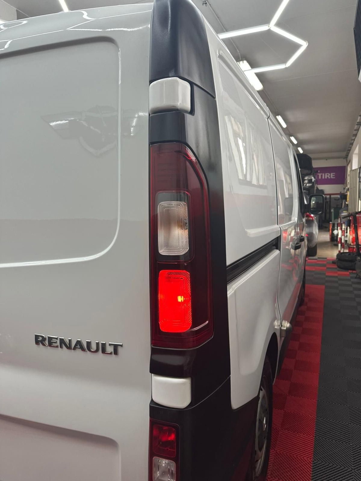Renault Trafic Furgone T29 2.0 dCi 120CV PC-TN Furgone Ice Plus (8)