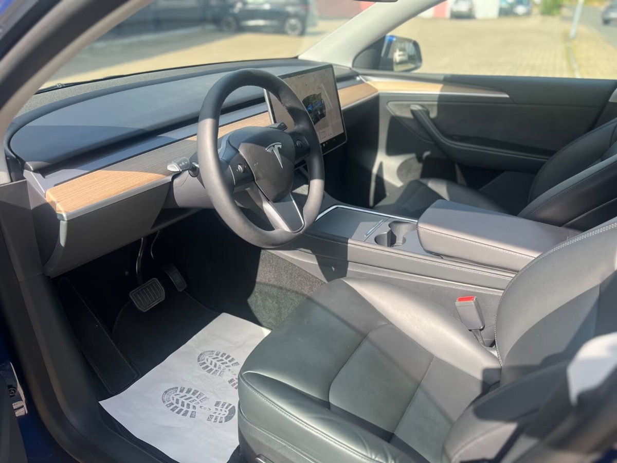 Tesla Model Y Long Range awd (10)