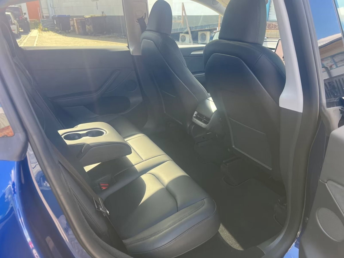 Tesla Model Y Long Range awd (13)