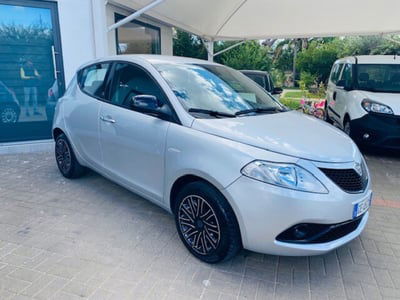 Lancia Ypsilon 1.0 FireFly 5 porte S&S Hybrid Ecochic Silver usata