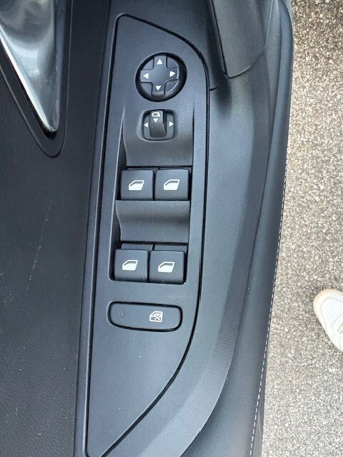 Peugeot 2008 1.2 turbo Allure 100cv (8)