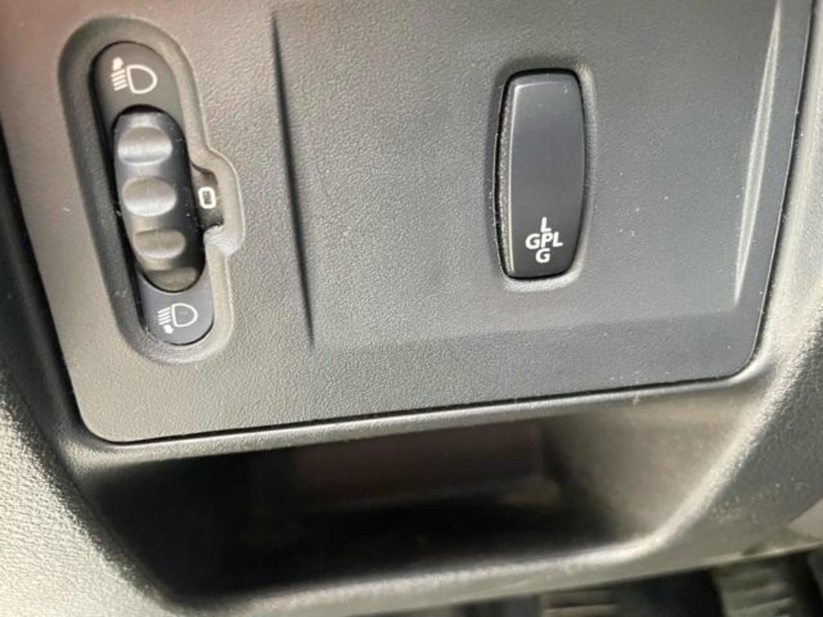 Renault Clio Storia 1.2 5 porte GPL Confort (9)