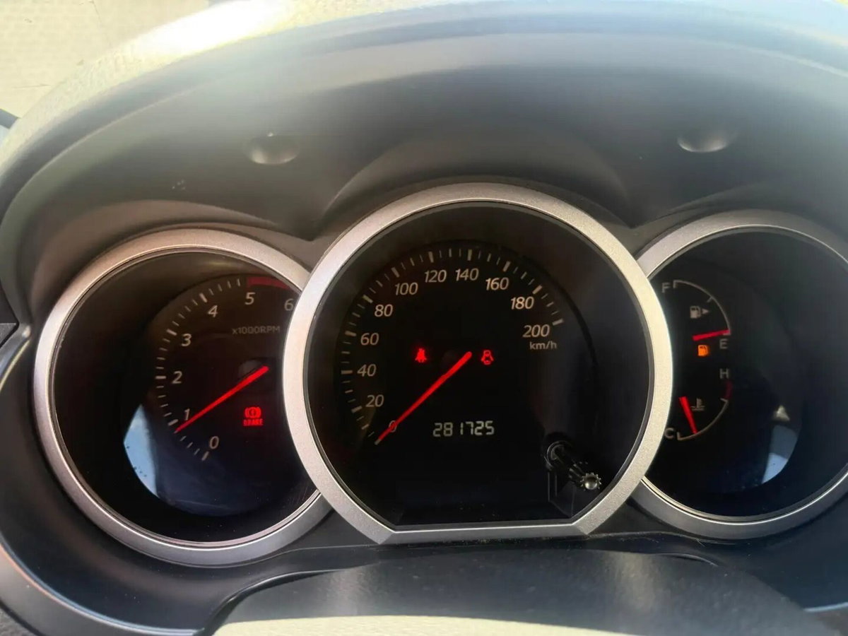 Suzuki Grand Vitara 1.9 DDiS 5 porte Executive (13)