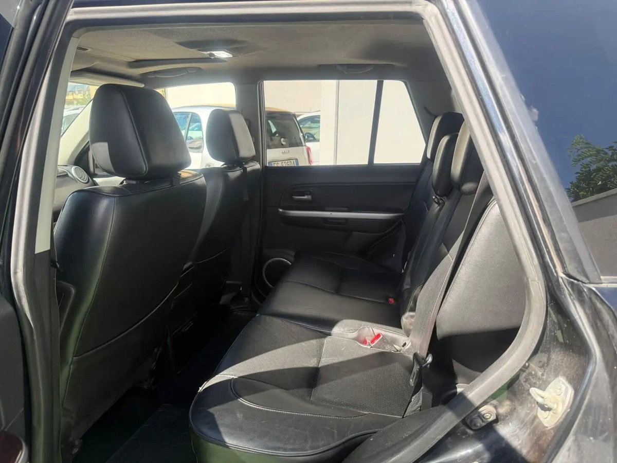 Suzuki Grand Vitara 1.9 DDiS 5 porte Executive (14)
