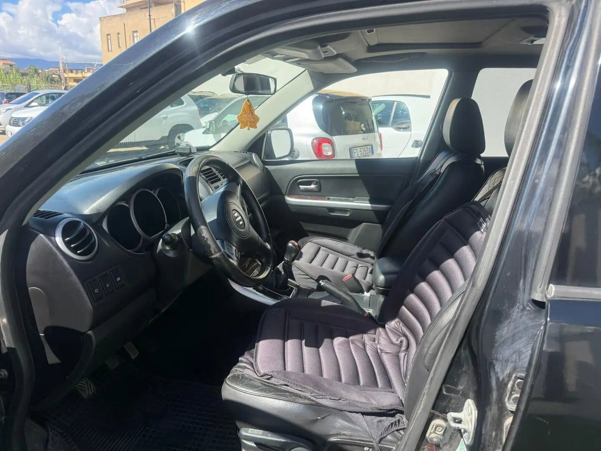 Suzuki Grand Vitara 1.9 DDiS 5 porte Executive (9)
