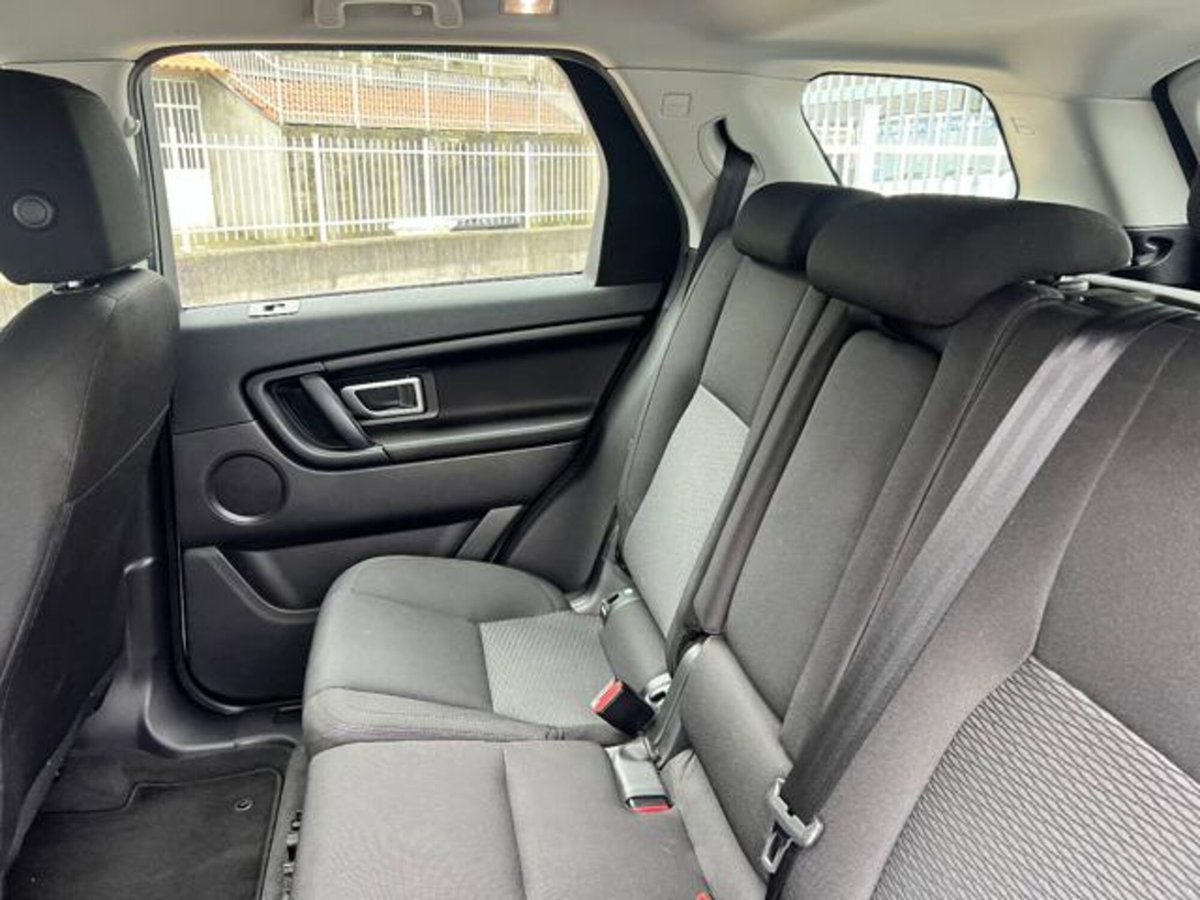 Land Rover Discovery Sport 2.0 TD4 180 CV HSE Luxury (16)