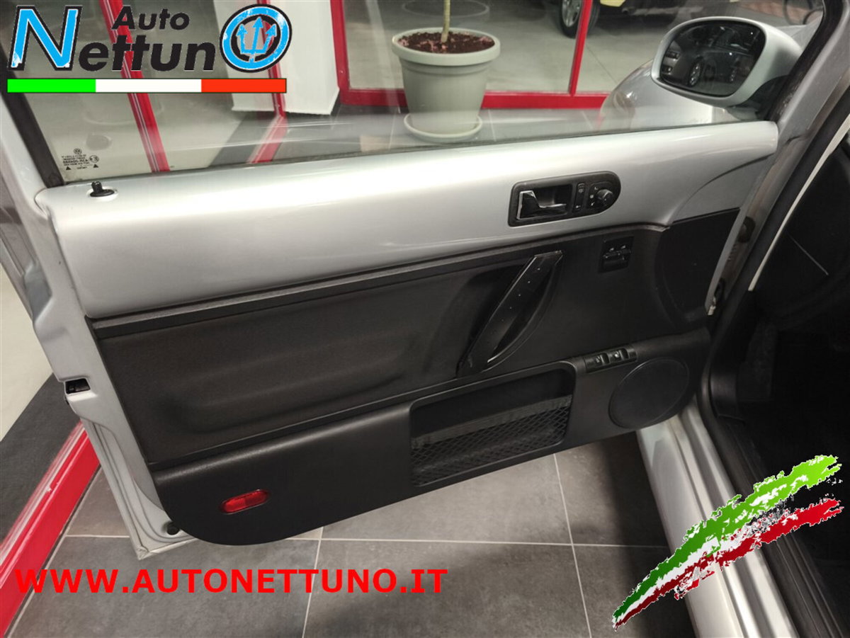 Volkswagen New Beetle 1.6 (5)